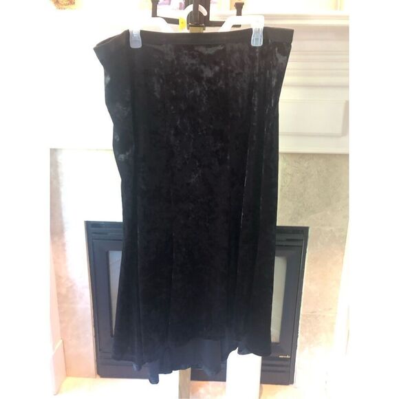 Isaac Mizrahi Live! Women’s Black Velvet Fit and Flare Skirt Size 1X - Picture 3 of 6